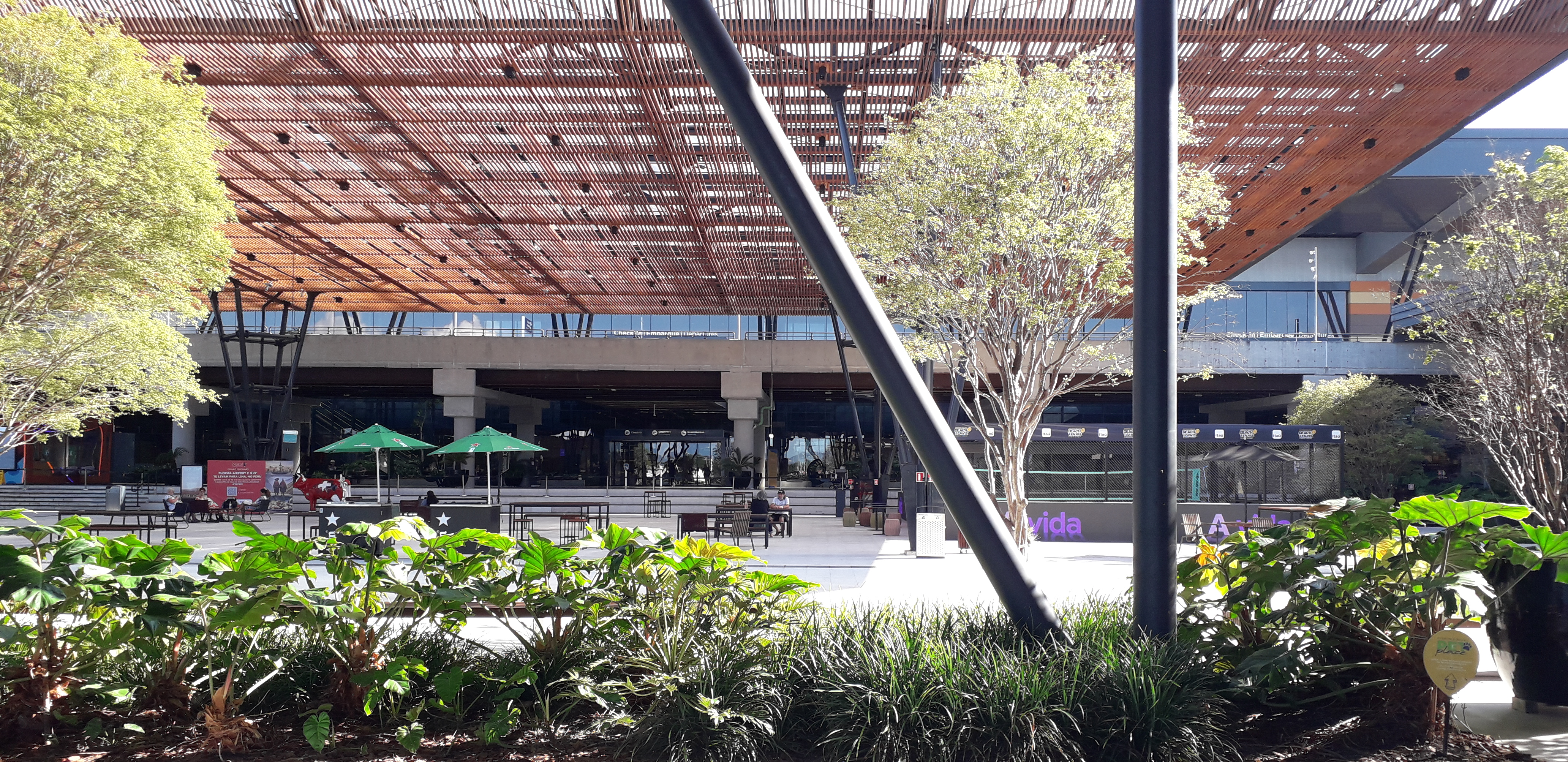 Área externa do Aeroporto Internacional Hercílio Luz em Florianópolis