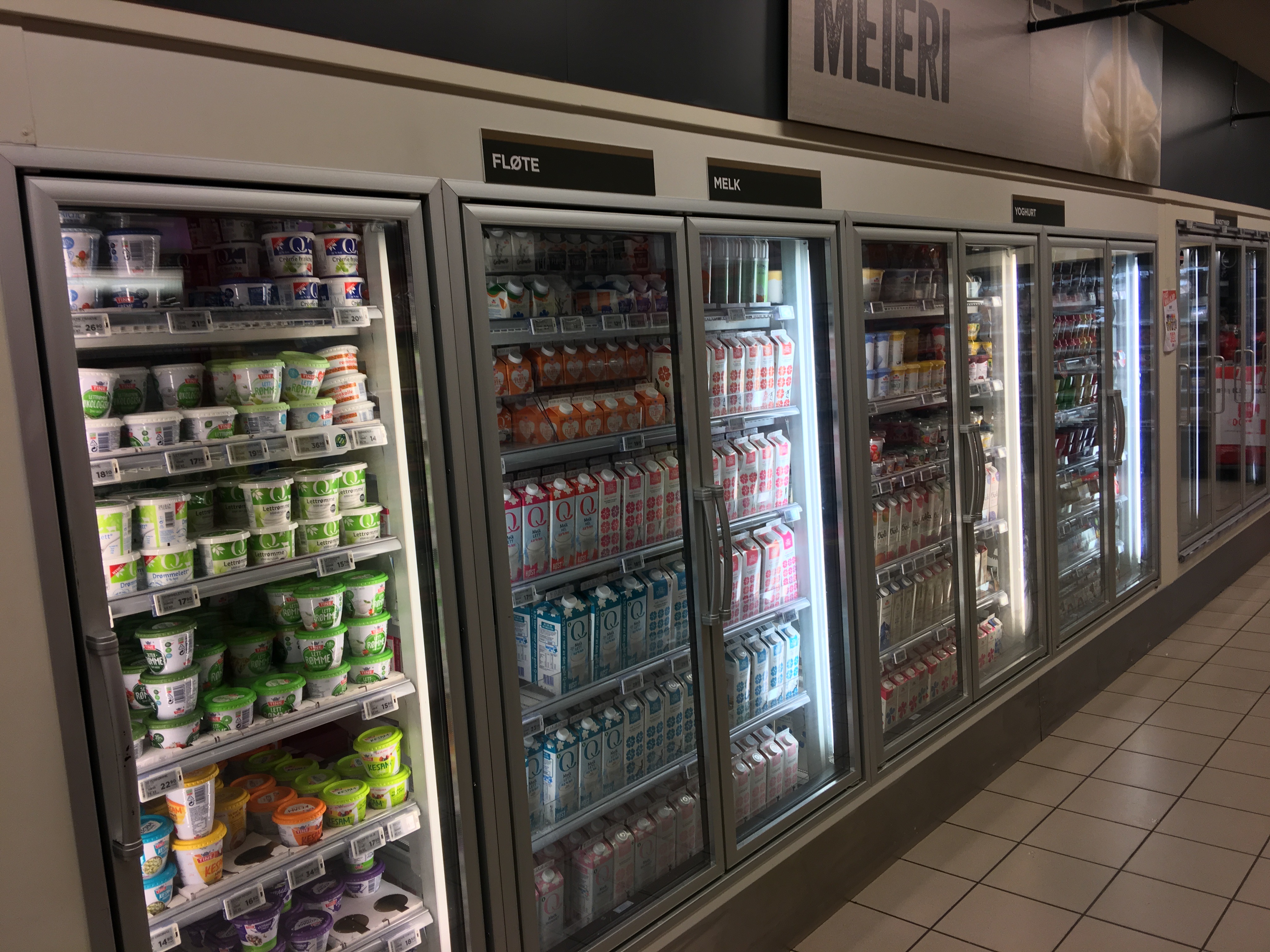 Vitrine refrigerada com alimentos em um supermercado
